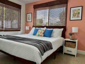 New! Tropical Hideaway near Beach! Tons of Parking